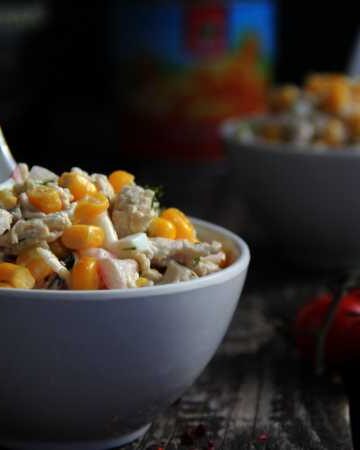 Салат с кукурузой и помидорами