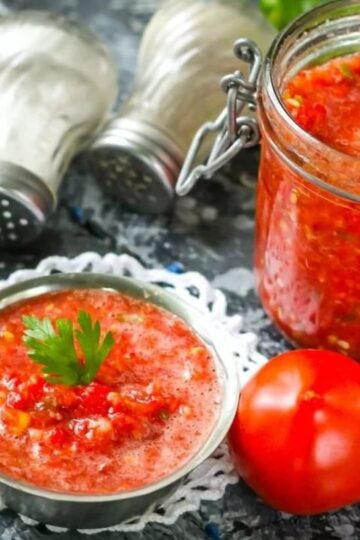 Сырая аджика из помидор и чеснока